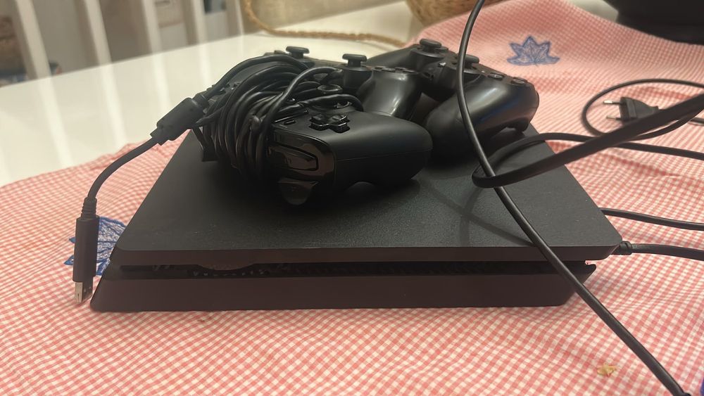 PS4 com jogos incluídos + 3 comandos