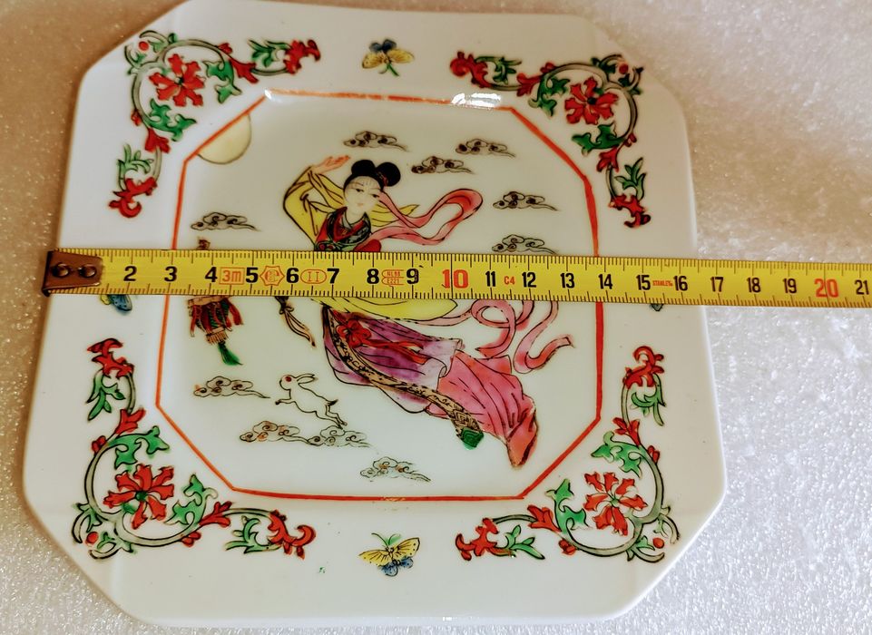 Antigo Prato Octogonal chinês com caracteres vermelhos