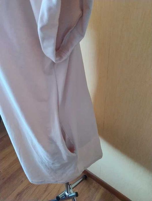 Pudrowa sukienka t-shirtowa oversize z kieszeniami | Koszulkowa długa tunika basic M/L