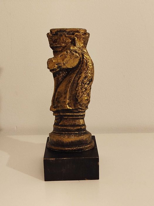 figurka Koń szachowy z wieżą na cokole, Ciężki,metal, symbol roku 2026