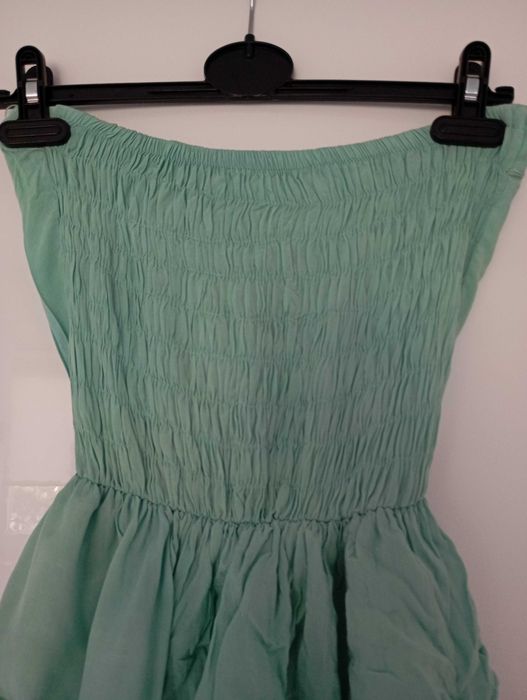 Miętowa lekka sukienka z falbankami