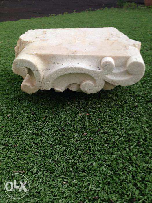 pedra esculpida antiga