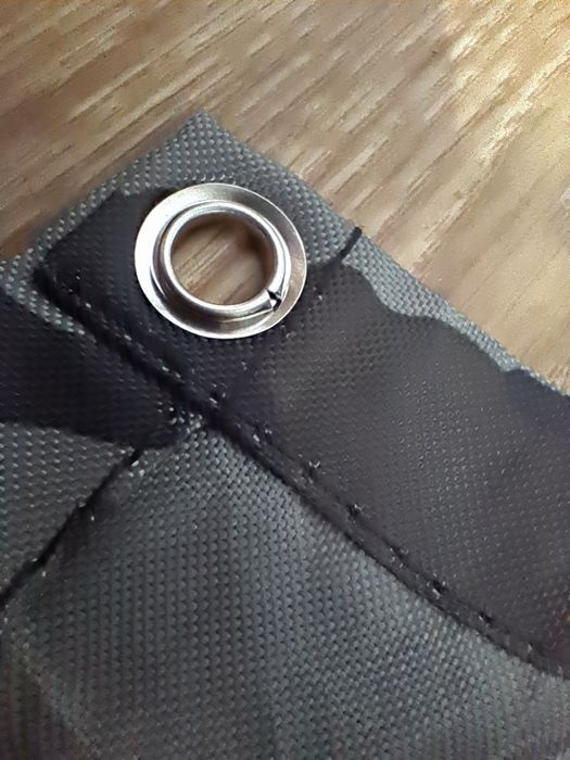 камуфльований дощовик-пончо.