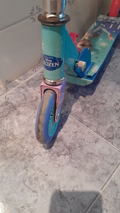 Trotinete Infantil Dobrável Disney Frozen Elsa - Ajustável e Portátil