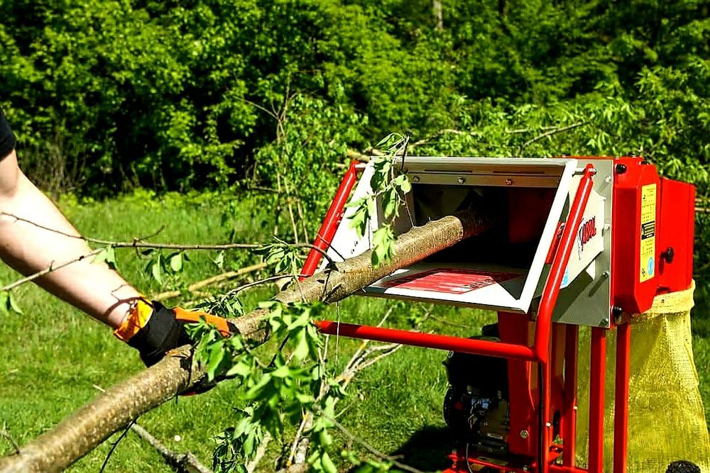 Подрібнення гілок, садових відходів, гілкоруб
