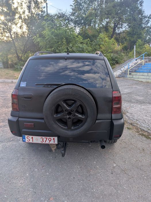 Машина toyota rav4