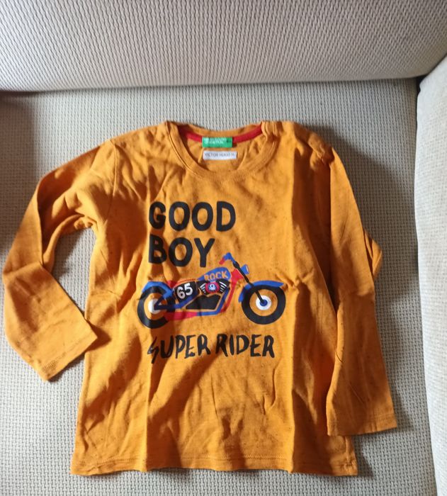 Sortido de roupas de menino