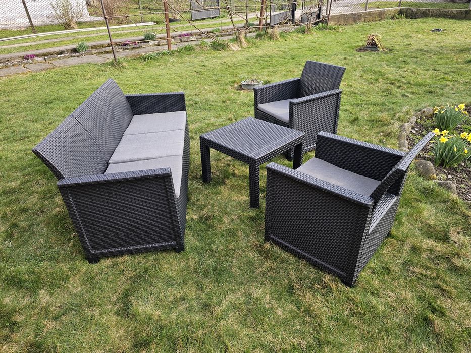 Садові крісла з ротангу