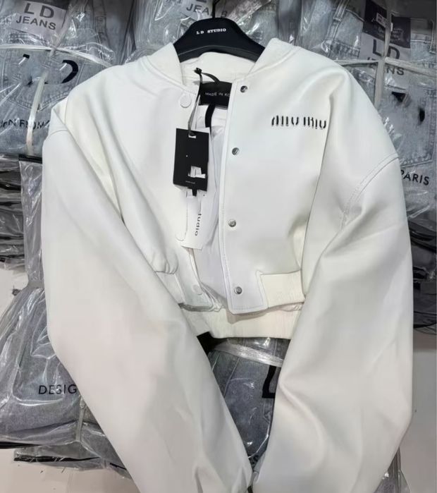 Жіноча весняна біла шкіряна куртка бомбер на кнопках Miu Miu