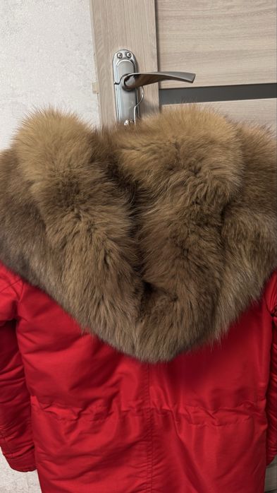 Продам парку червону