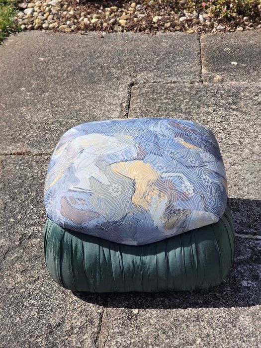 Pufe/apoio de pés estofado (verde + estampado azul) - perfeito estado
