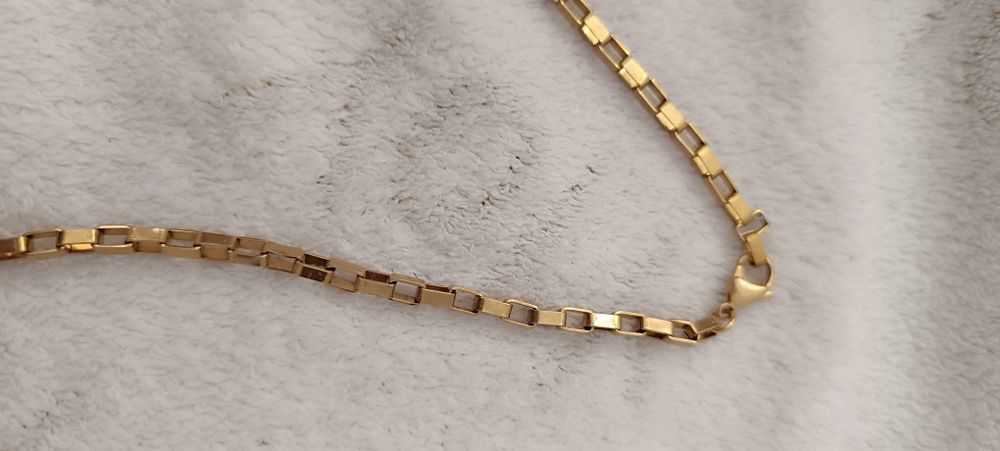 Corrente dourada para óculos