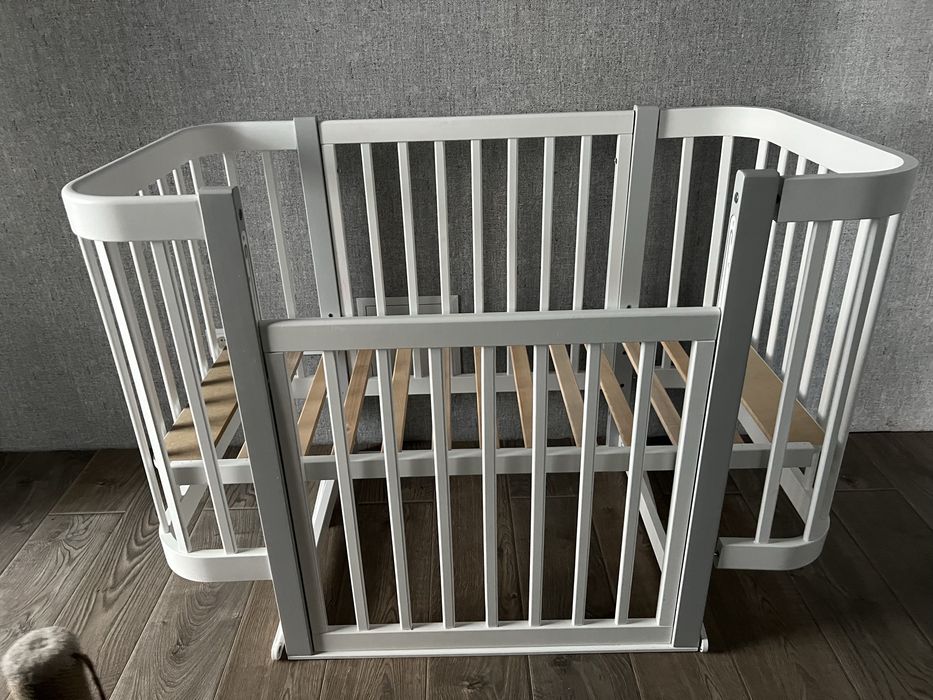 Дитяче ліжечко для немовлят