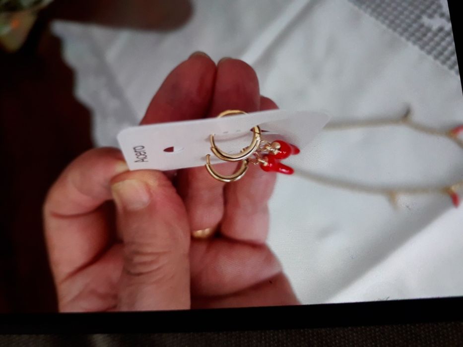 Conjunto colar e bricos a pimentinha dourada e vermelhas
