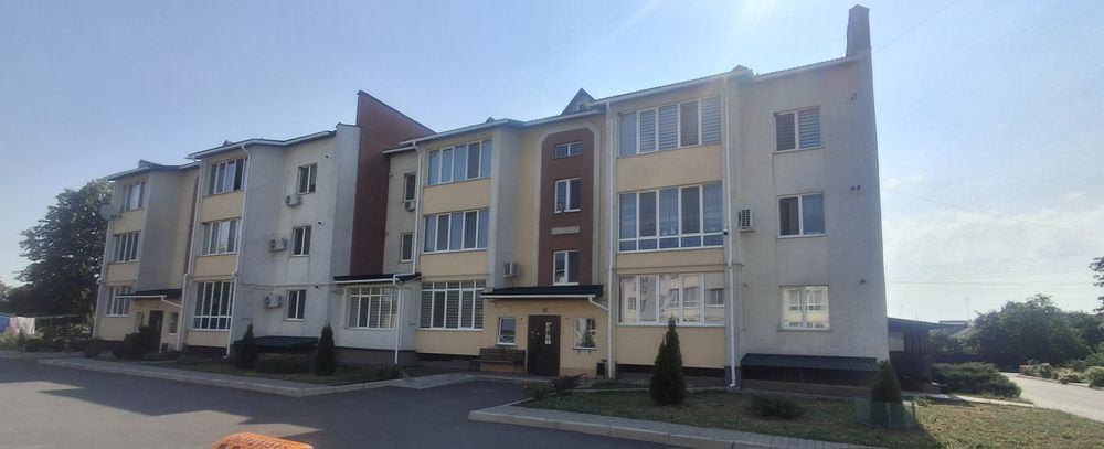 Продається квартира в місті христинівка 3 кімнатна 3 поверх за адресою святотройцька 14 нова будівля район друга школа не далеко від центру звоните