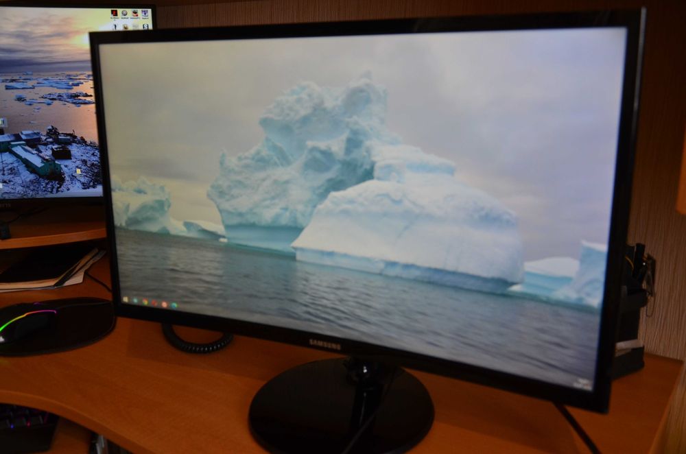 Монітор 23.5"  Samsung  Curved LC24F390FHIXCI