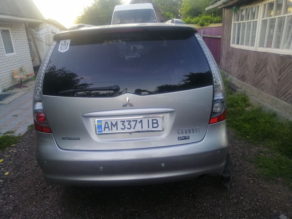 авто Міцубісі грандіс
