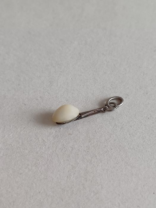 Zawieszka perła drobna skromna lekka wisiorek