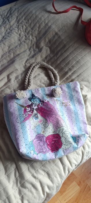 Malas, carteiras de menina