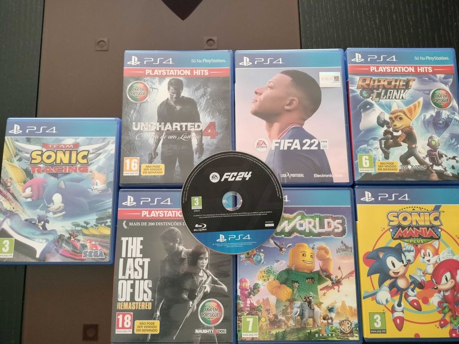 PlayStation 4 em bom estado c/ 8 jogos e 2 comandos