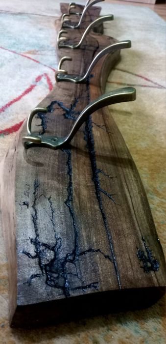 Wieszak drewniany z orzecha włoskiego