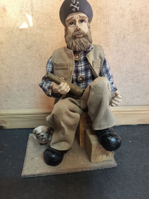 Estatueta de Coleção - Marinheiro/Pirata c/ Cão. 
 Linda e detalhada