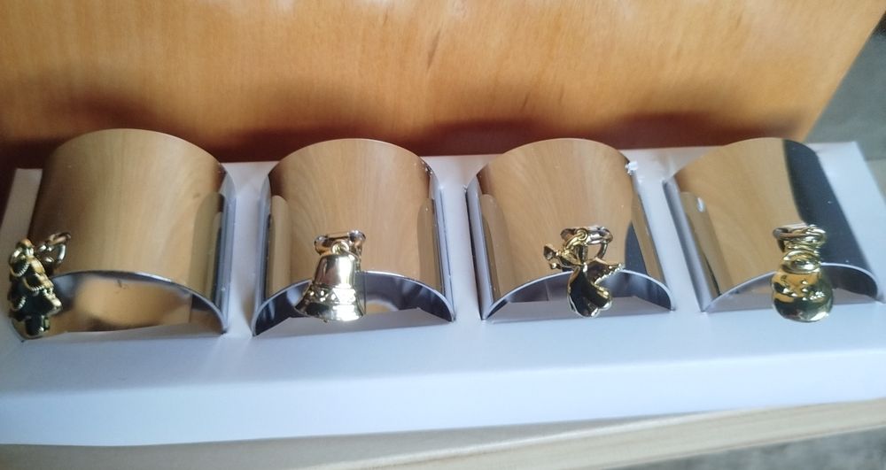 Caixa com 4 argolas de guardanapos.