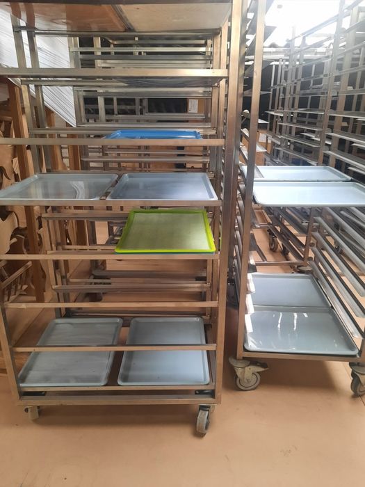 Carrinho para tabuleiros em inox