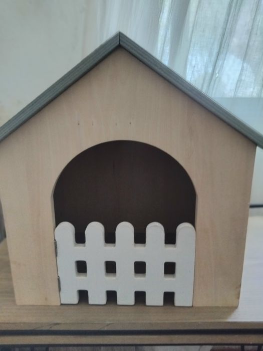 Casinha de madeira para criança, em bom estado