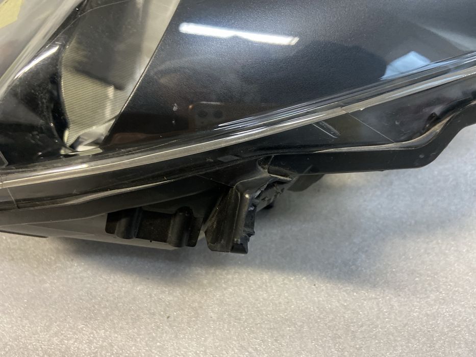 Lampa lewa  przedniaToyota Yaris lll