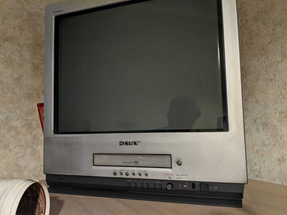 Продам телевізор SONYз вбудованим відеомагнітофоном.