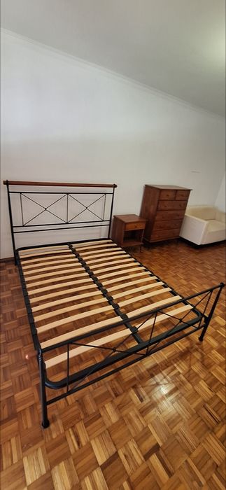 Cama casal em ferro+ mesinhas+ colchão