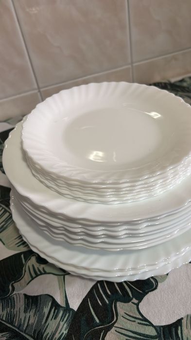Conjunto de pratos brancos