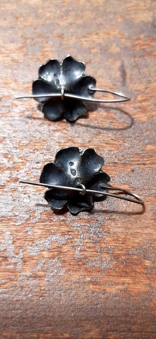 Brincos prateados em forma de flor com pedra roxa