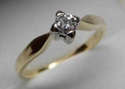 Złoty dwukolorowy pierścionek z diamentem brylant 0,23 ct.