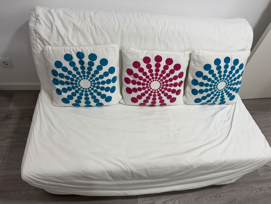 Sofá cama Ikea com capa branca, capa cinzenta e colchão.