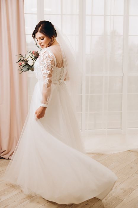 Продам весільну сукню не пересилаються  розмір 44-46