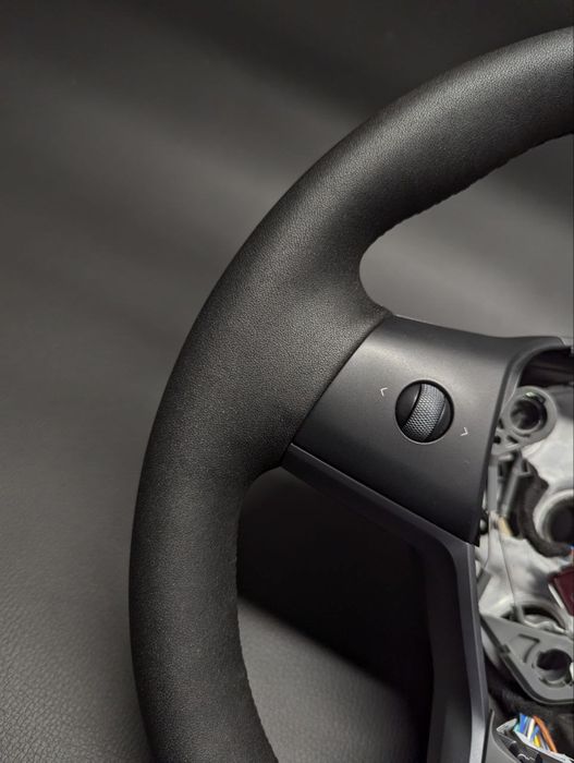 Перетягнуте кермо Tesla