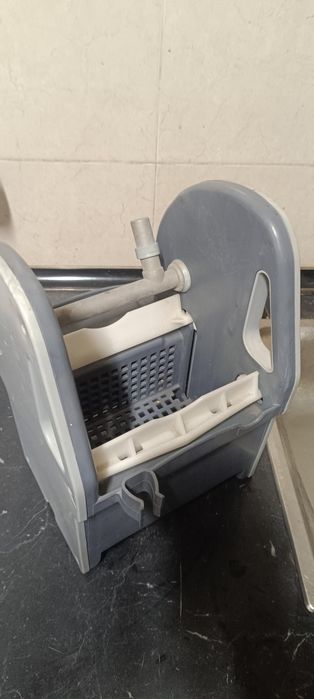Espremedor de esfregona de plástico cinzento, componente de um carrinho de limpeza profissional