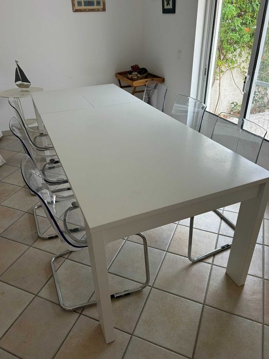 Mesa de jantar extensível branca + 6 cadeiras de acrílico Tobias (IKEA)