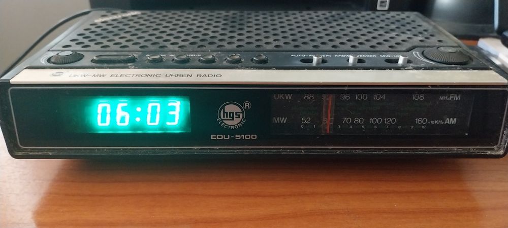 Radio despertador HGS vintage [NEGOCIÁVEL]