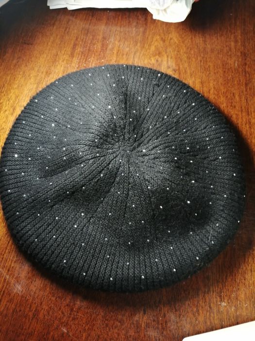 Черный берет с маленькими стразами