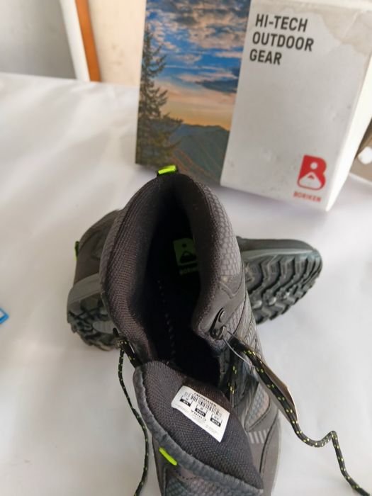 1 par de Botas n 39 Boriken Tallin para caminhada e montanhismo ( novas ainda na caixa)