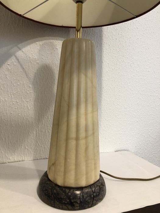 Candeeiro de mesa em mármore