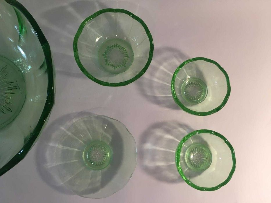 Conjunto de taças antigas em uralina ou vidro de urânio