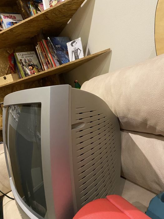 Televisao antiga em funcionamento