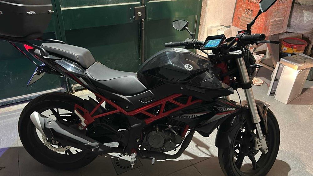 Mota Benelli modelo BN125 c/mala e GPS