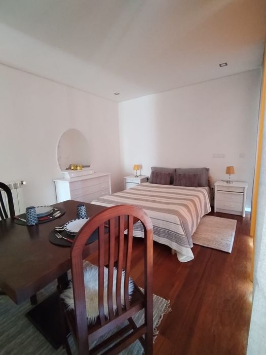 Quarto com varanda para duas pessoas.