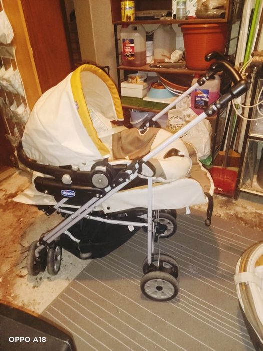Vendo carrinho de bebe e uma berço de bebe