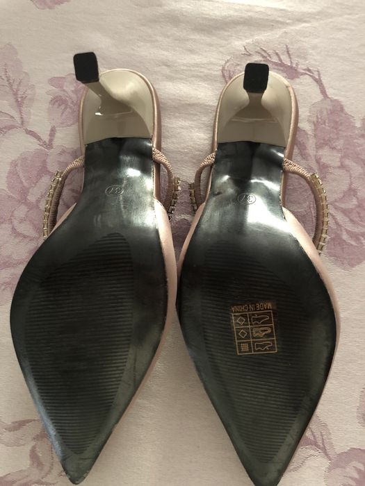 Sapatos novos com brilhantes